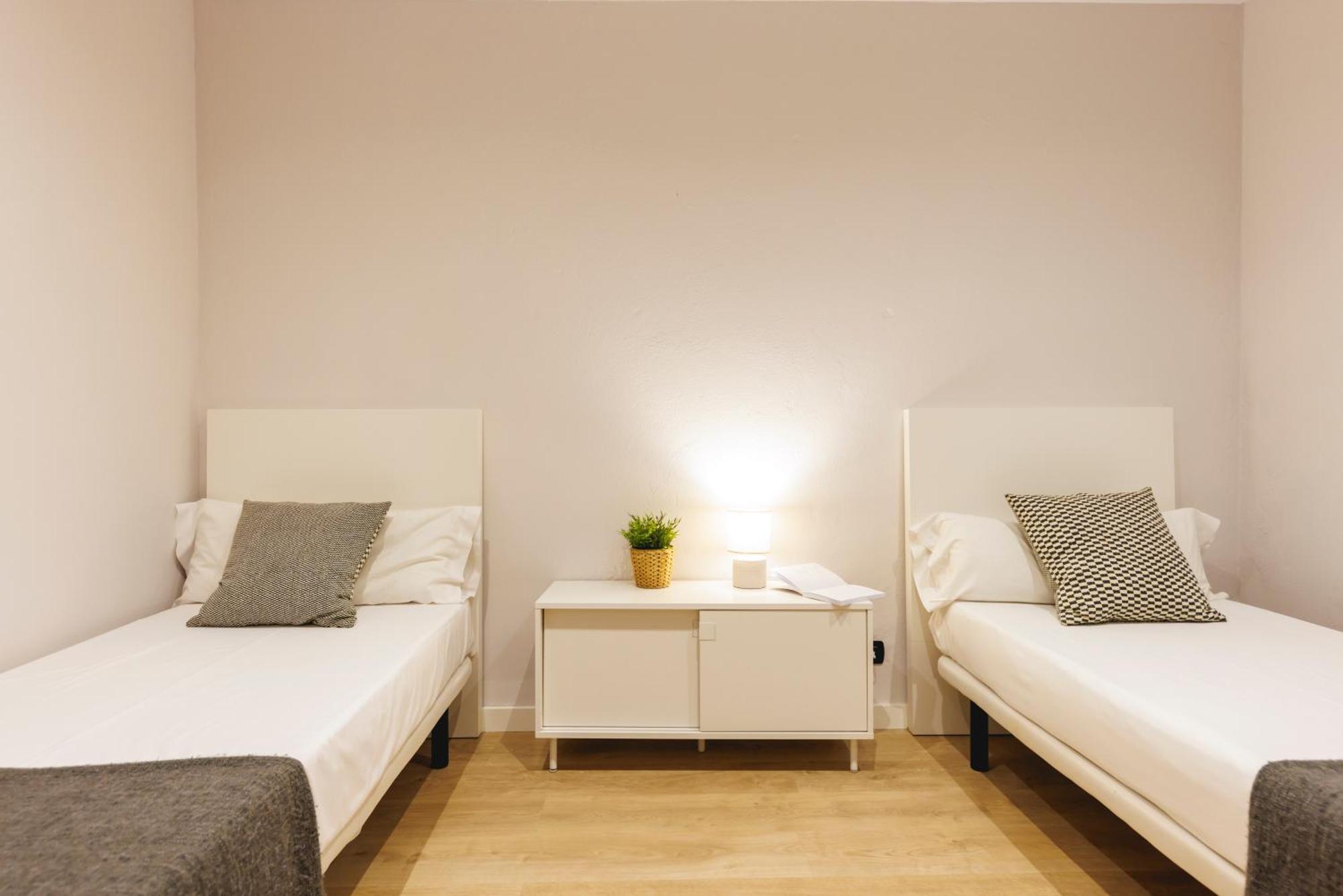 Bravissimo Apartaments Mora 4 Жирона Экстерьер фото